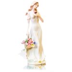 Статуэтка  "Романтичная девушка с корзиной цветов", фарфор  35х16х11 см