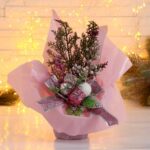 Декоративная композиция  "Новогодние причуды",  подарок и веточки, h-25см, цвет розовый, пластик