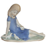 Статуэтка "Девочка кормящая голубей", 18х19х11см, керамика