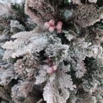 Ель снежная с ягодами, h-1,8 м,пластик