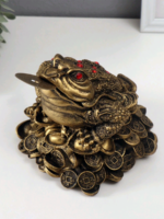 Сувенир "Денежная жаба на горке китайских монет" полистоун 10х11.5х12.5